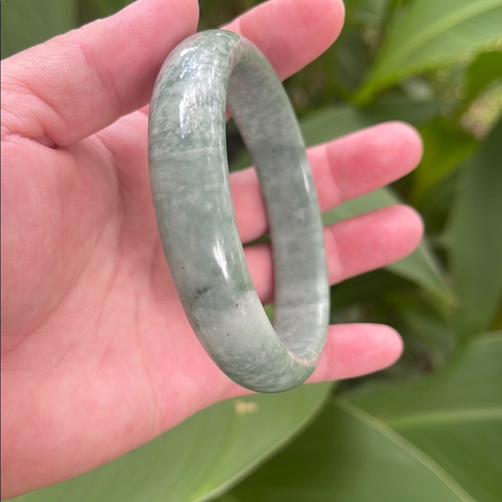 Elegant Green Jade Jadeite Bangle Bracelet NWOT 61mm - Picture 3 of 16